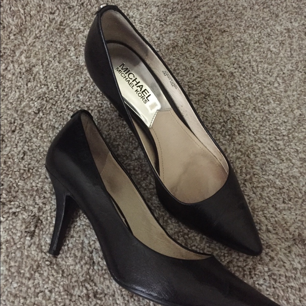Black pumps
